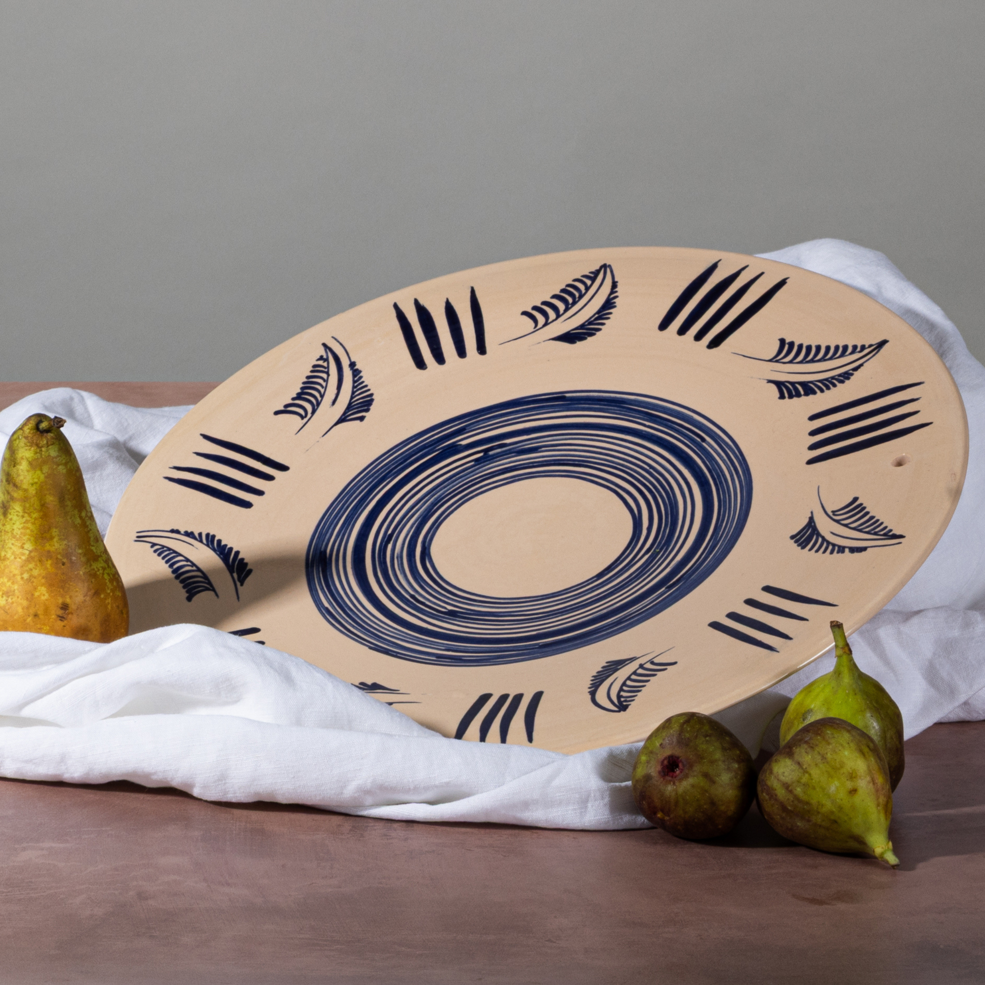 Assiette à Vers Décoratifs