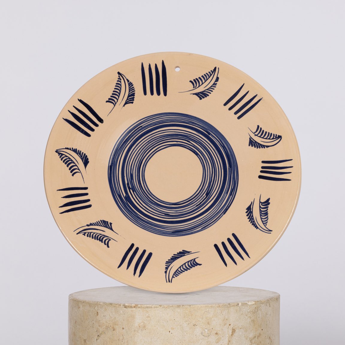 Assiette à Vers Décoratifs